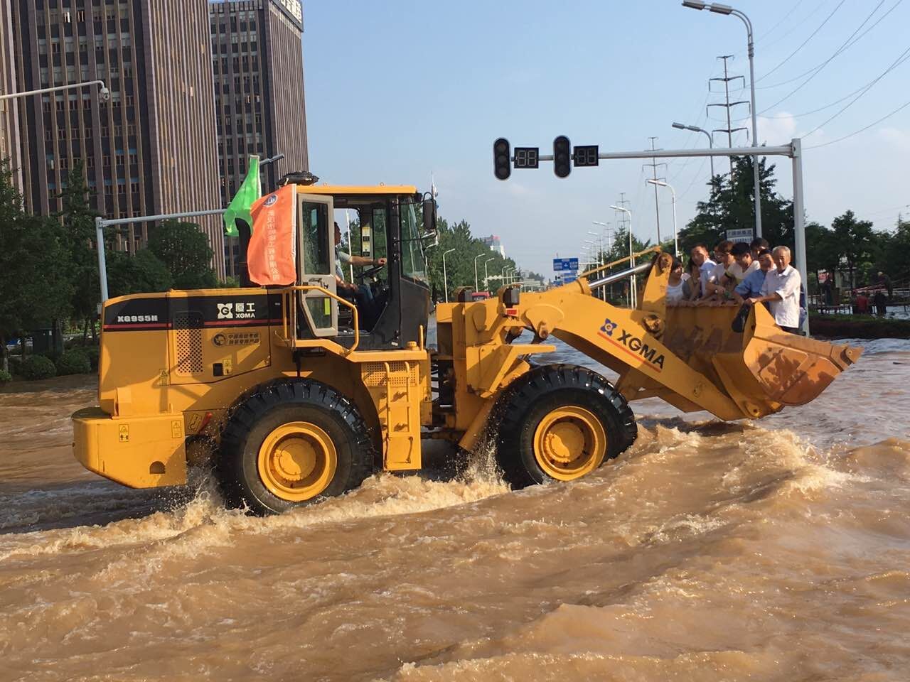 图8    金融港摆渡市民1.jpg